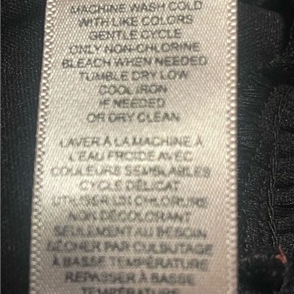 Philosophy Vibrant floral print blooms blouse. Size: Large Color: Black/Pink - Picture 13 of 14